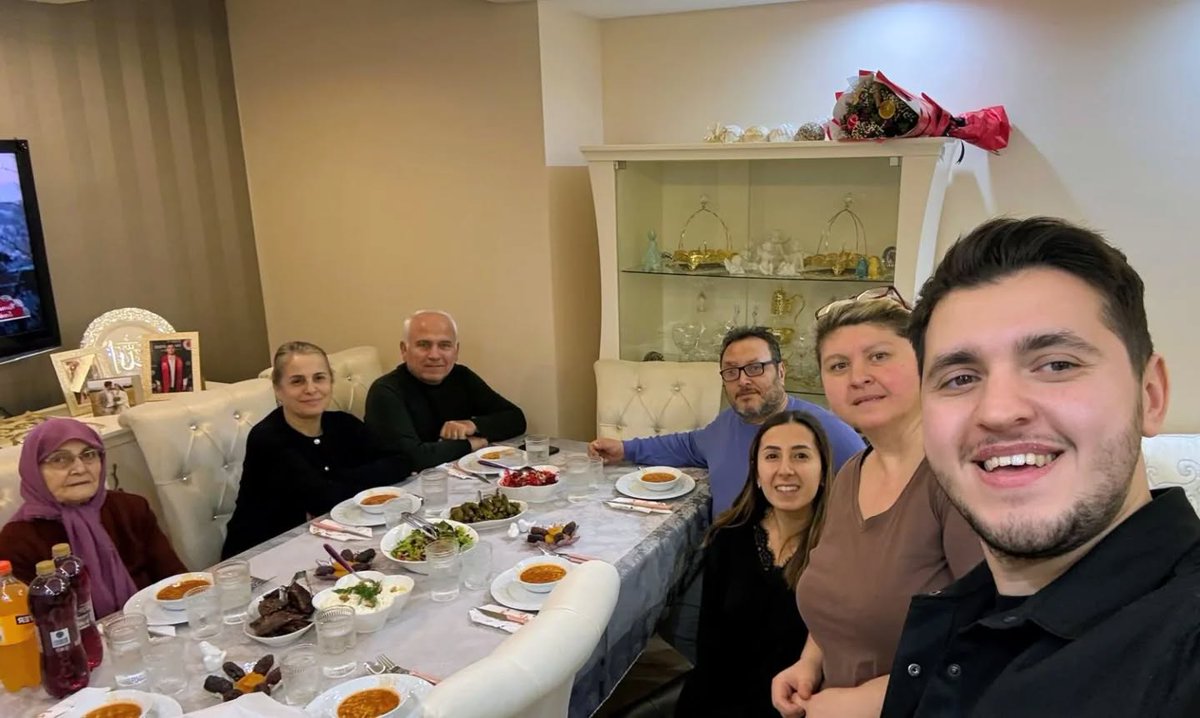 İlk iftarımızı yaptık çok şükür. Rabbim tutulan oruçları, edilen duaları, kılınan namazları misli lle kabul etsin İnşallah.. Hayırlı Ramazanlar diliyorum.
