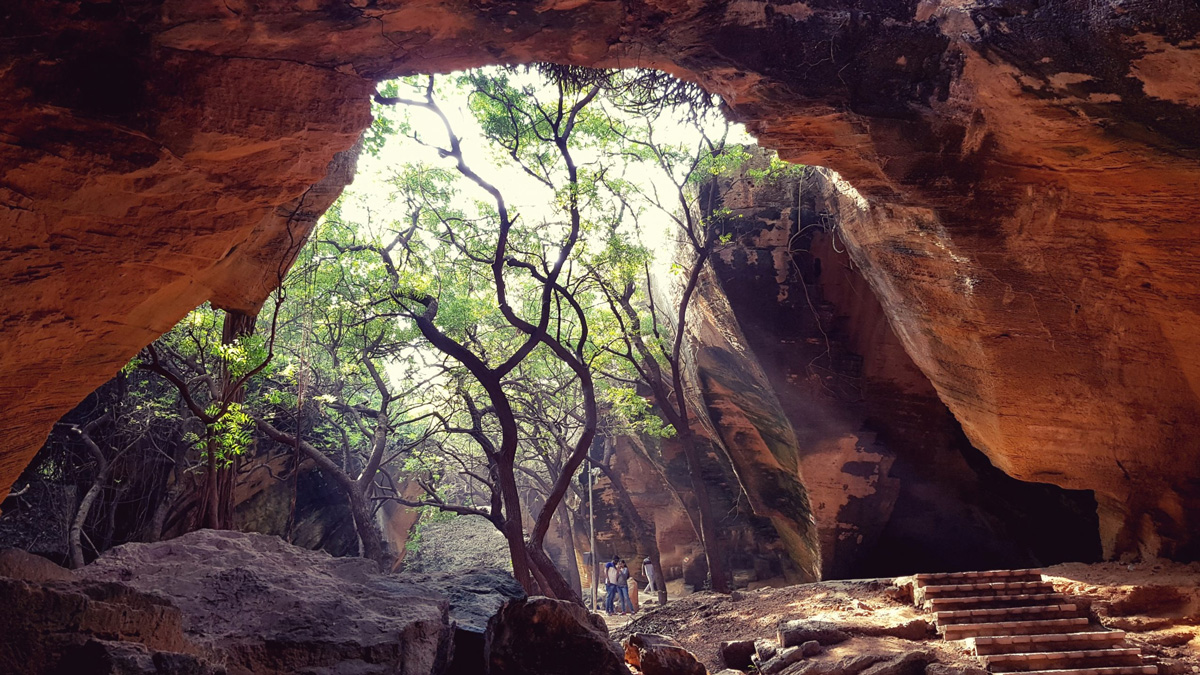 A short distance from Diu Town, Naida Caves are both natural and man-made. The maze-like structure with 19 interlinked caves is home to nature, history, and legends from the Portuguese era. Read on:

30stades.com/travel/naida-c…
#caves #nature #Tourism