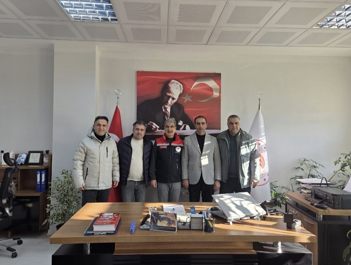 Marmaraereğlisi İlçe Tarım ve Orman Müdürü Hayrettin ÇOLAK ve  çalışma arkadaşları, Çorlu İlçe Tarım ve Orman Müdürü olarak atanan İbrahim Halil SATICI'yı makamında ziyaret ederek yeni görevinde başarılar dilediler. 
Nazik ziyaretleri için teşekkür ediyoruz.