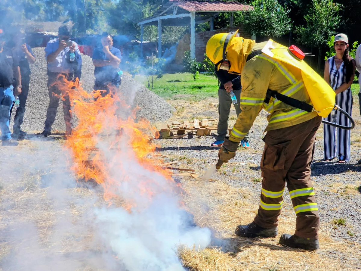 DPPTalagante's tweet photo. La delegada Stephanie Duarte participó en dependencias de CONAF Melipilla en la demostración del potenciador de agua “Cold Fire” de TotalKontrol, que multiplica hasta 21 la capacidad de enfriar y extinguir incendios. Se evaluó junto a Bomberos y brigadistas #DPPTalagante https://t.co/sVAugbOUGG