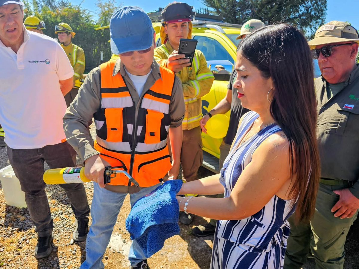DPPTalagante's tweet photo. La delegada Stephanie Duarte participó en dependencias de CONAF Melipilla en la demostración del potenciador de agua “Cold Fire” de TotalKontrol, que multiplica hasta 21 la capacidad de enfriar y extinguir incendios. Se evaluó junto a Bomberos y brigadistas #DPPTalagante https://t.co/sVAugbOUGG