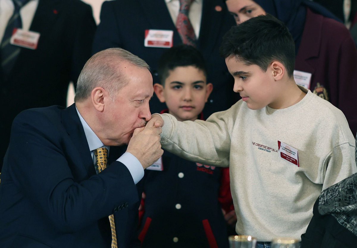 haticee2016's tweet photo. Cumhurbaşkanımız Recep Tayyip Erdoğan şehit aileleriyle, Çankaya Köşkü'nde İftar Programında bir araya geldi. https://t.co/MKh6vqQtZa