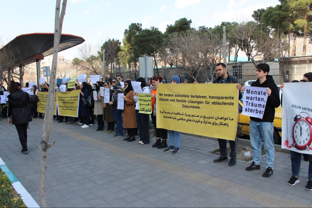 fariba_mt's tweet photo. Wir haben am 30. Februar vor der 🇩🇪 Botschaft in Teheran protestiert: Wir fordern klare Termine und mehr Transparenz bei der Visavergabe. Viele Dokumente laufen bald ab. 
@GermanyDiplo 
@GermanyDiplo 
@GermanyDiplo 

#DeutschlandVisum #VisaProblem #VisaDelay https://t.co/P1kqfF2Vdy