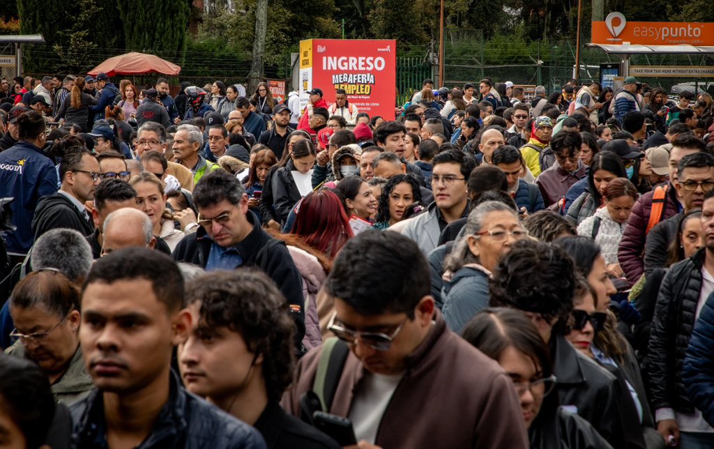 En Bogotá seguimos generando empleo formal. 

Desde la tercera Megaferia Distrital de Empleo, en Corferias, acompañamos a quienes están buscando empleo en la ciudad. Conectamos a más de 160 empresas con cerca de 17.000 vacantes con quienes están buscando empleo en Bogotá.