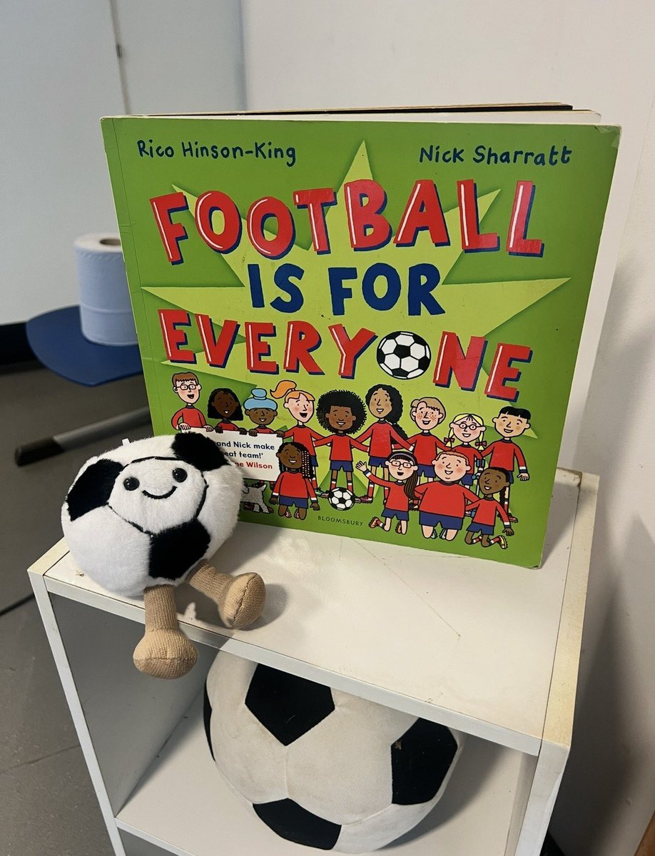 ellsjc's tweet photo. I was sat reading this book with my class last week and being the cute 5 years olds that they are and our class being named “Mead” after @bmeado9, their main question was “I wonder what Beth Mead’s favourite book was when she was 5?“ 🥹 Any help would make their days! ✨#BethMead https://t.co/oC9QGX01G5