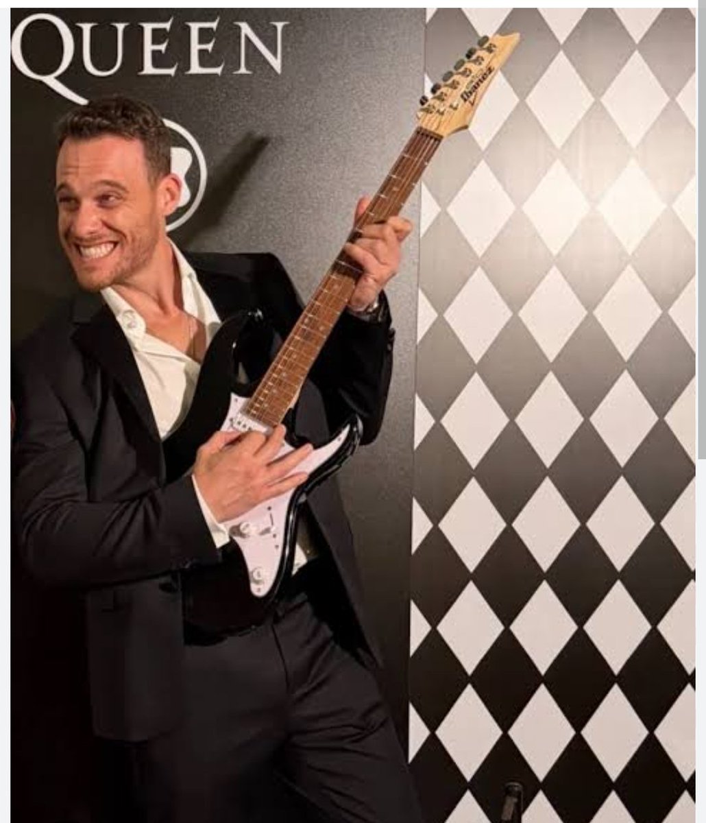 <a href="/DiziDuny/">Dizi Dünyası</a> Two excellent professionals, but Kerem Bürsin has a special charisma 💙
#KeremBürsin