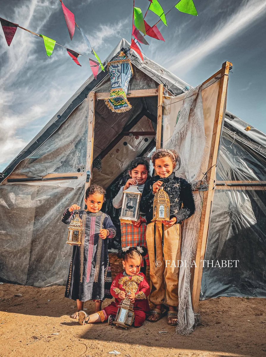 Mayskarema's tweet photo. Children of the tents run between hope and disappointment, searching for a fleeting joy.
And the remaining light flows like a fragile thread, reminding us that no matter how long the night, a new dawn must come.
#Gaza💔 https://t.co/A9DT49noQp