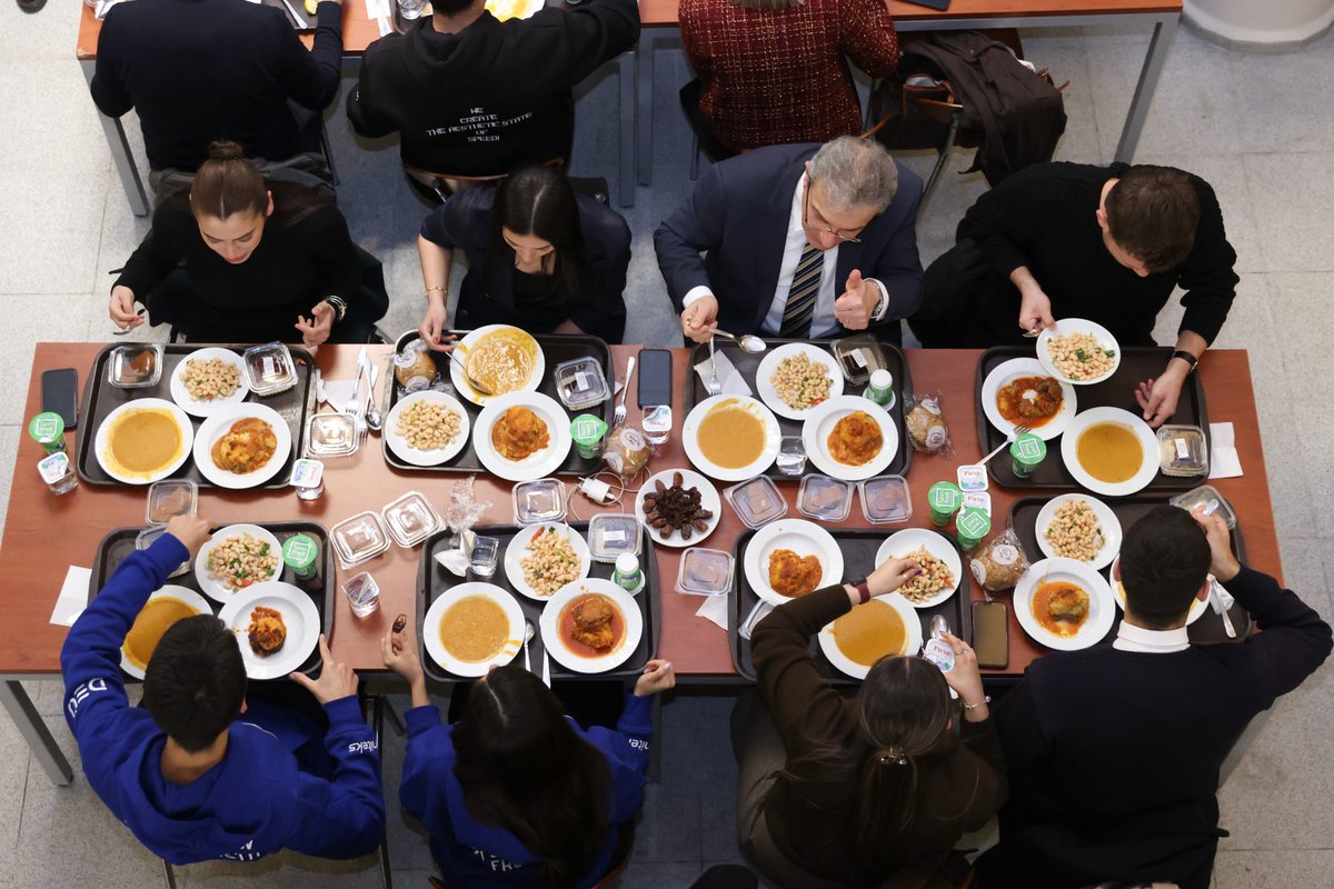 🌙 Rektörümüz, Ramazan’ın İlk İftarında Öğrencilerimizle Bir Araya Geldi

Rektörümüz Prof. Dr. Bayram Yılmaz, Ramazan ayının ilk iftarını Dokuz Eylül Üniversitesi (DEÜ) Merkez Yerleşkesi Merkez Öğrenci Yemekhanesinde öğrencilerimizle birlikte yaptı. Öğrencilerimizin yoğun katılım