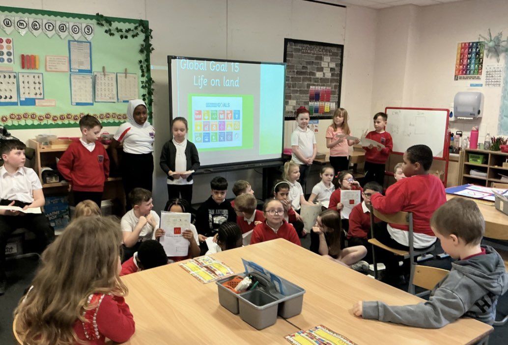 AntoninePrimary's tweet photo. P4-3 and P3  had the opportunity to  share their learning with each other. Both  classes presented  their Gloabl Goals 
knowledge with P3 teaching P4-3 all about food waste and P4-3  sharing their learning about poverty. 🌍#pupilleadership  #sharinglearning https://t.co/BCwKPoKhw3