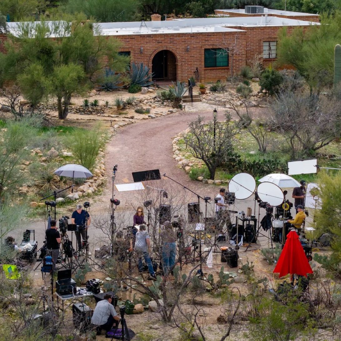 __0HOUR1_'s tweet photo. 84 and this much of a circus you’d think Abraham Lincoln was kidnapped. https://t.co/BpU1zeB4y0
