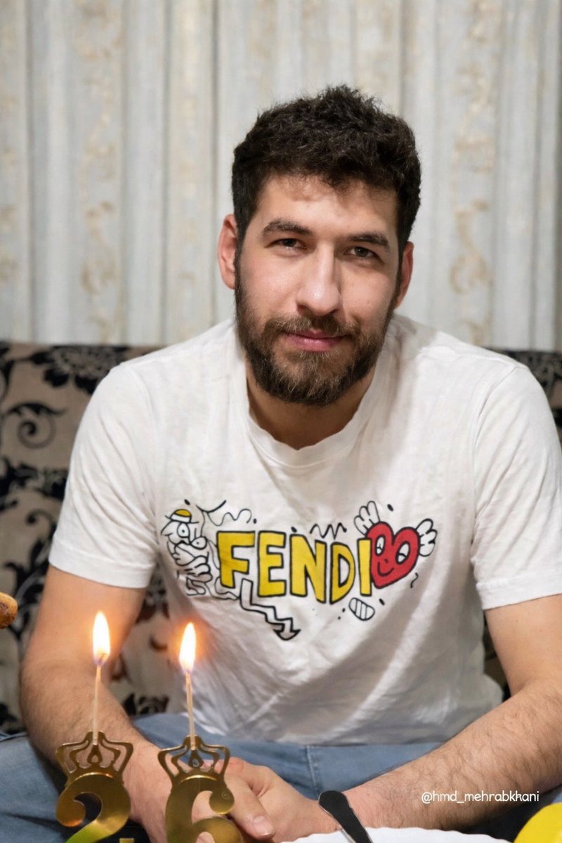 در راه بازگشت به خانه گلوله خورد.
حالا مجروح، بدون دارو، در بازداشت و بی‌خبری است.

#حامد_محرابخانی کجاست؟؟؟

یک سؤال 
یک انسان مجروح بدون دارو در بازداشت، چند روز دوام می‌آورد؟

حامد مهراب‌خانی نیاز به درمان فوری دارد

#بهاییان 
#بهاییان_ایران