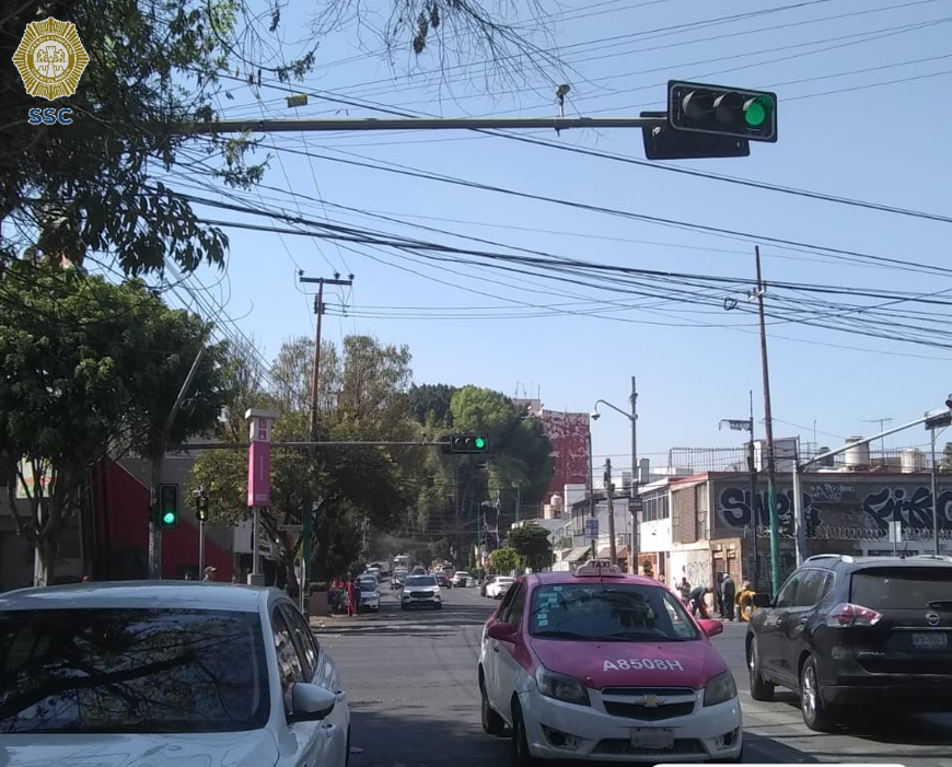 OVIALCDMX's tweet photo. Equipo técnico de #TránsitoCDMX acude a la reparación de semáforos en Av. Montevideo y Riobamba, @TuAlcaldiaGAM, quedan funcionando correctamente. En atención a @vhuesca, @Soslindavista, @aurogl. #MovilidadCDMX https://t.co/UwpIKoScpi