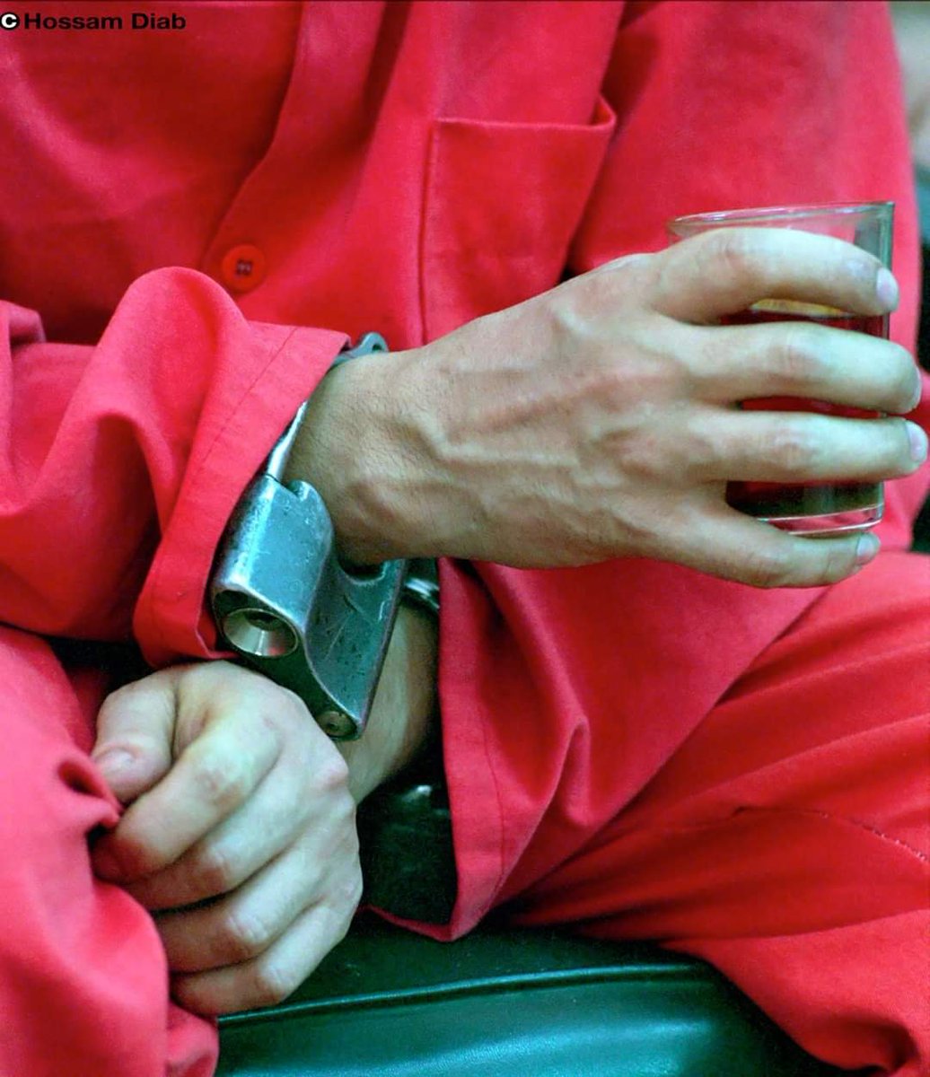 صورةالتقطها المصور الكبير حسام دياب لـ أحد المحكوم عليهم بالإعـ ـ ـدام سنة 1985.. وكان طلبه الوحيد قبل التنفيذ "يشرب كوباية شاي"..