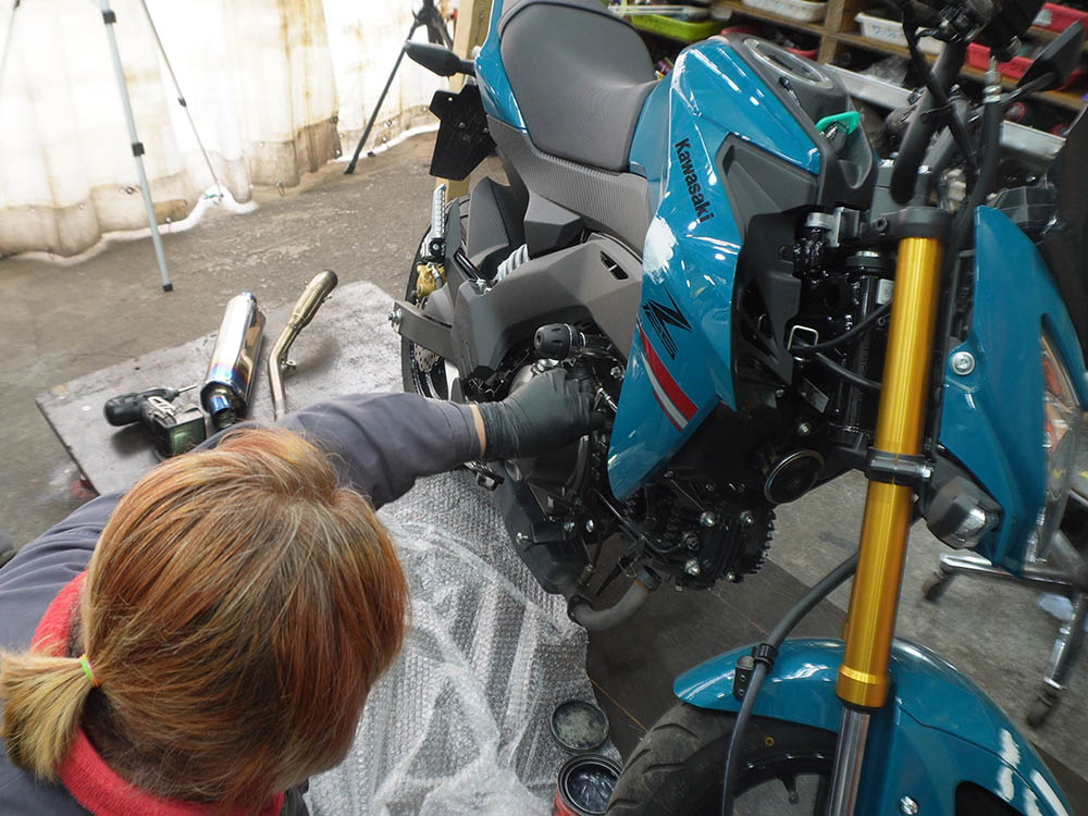 tanabefactory's tweet photo. 【求人募集】バイクショップ タナベファクトリー（世田谷区）

給与基準を見直し！
基本給アップ！

事業拡大につき、新しい仲間を募集します。
最初は清掃や車両移動など、簡単な作業からスタート。
真面目にコツコツ取り組める方なら、未経験でも一歩ずつ成長していける環境です。

派遣やタイミーで無責任な人に当ってしまうと、高額な給与(特に手数料部分の費用)は完全にムダ金です。

その分を、責任ある仕事ができる方 に還元して高額な給与を払うべき！

という考えの元、当店では基本給与を上げることといたしました。

■ 給与体系（月22日/8h計算）
・常勤スタッフ：月給 264,000円 〜 422,400円
（時給換算 1,400〜2,400円相当）

・常勤アルバイト：時給 1,400円～2400円

・臨時アルバイト：日給 11,200円（時給1400円相当）

■ 応募条件
・35歳くらいまでの方
・普通自動車免許（AT限定可）
※ミニカー仕様のジャイロキャノピーを運転できること

■ お仕事内容
洗車、店内の清掃、片付け、在庫バイクの移動など。
慣れてきたら徐々に専門的な業務もお教えします。

▼ 詳細・募集背景はこちら
（当店公式HPでは給与体系の更新が遅れておりますが、Ｘ掲載価格で雇用いたします）
https://t.co/ovnYSvL4ga

【応募・お問い合わせ】
代表：田邉（タナベ）まで直接お電話ください。
📞 03-5969-9848
📞 090-9200-5405