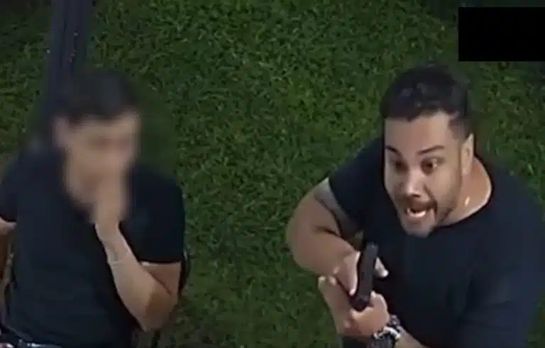 Diego de Abreu Souza Borges é o nome do POLICIAL FEDERAL (cidadão de bem) que apontou uma arma e ameçou dois amigos por acharem que eram um casal. 

E SE FOSSE, PORRA! 

A <a href="/policiafederal/">Polícia Federal</a> já foi mais criteriosa em escolher seus policiais.