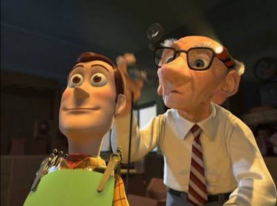 Respetaron el canon. Esa calva se la restauraron en Toy Story 2 con un aerógrafo marrón, y el viejito le dijo a Al "No es para que lo toquen. Si lo tocan mucho no durará". Parece que Andy cuidó muy bien de Woody. ¿Los niños de la calle? No tanto.