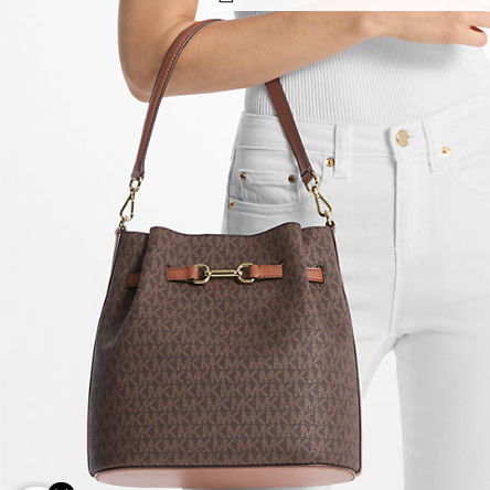 LordOfDiscounts's tweet image. Carson Medium Signature Logo Convertible Bucket Crossbody Bag, now $111.20 via Michael Kors

⬇️ 70% Price Drop

🔗 - link.lordofsavings.com/4rXLY2f

#LRDeal | #AD @michaelkors #michaelkors #mkpartner