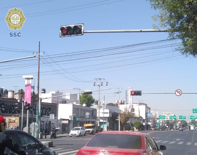 OVIALCDMX's tweet photo. Equipo técnico de #TránsitoCDMX acude a la reparación de semáforos en Av. Montevideo y Riobamba, @TuAlcaldiaGAM, quedan funcionando correctamente. En atención a @vhuesca, @Soslindavista, @aurogl. #MovilidadCDMX https://t.co/UwpIKoScpi