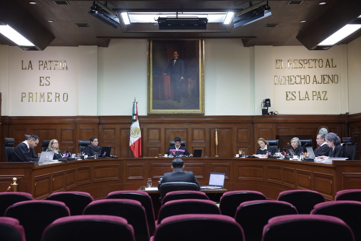 SCJN's tweet photo. 🚨 #ÚltimaHora | La Suprema Corte de Justicia de la Nación frena el uso de recursos públicos para defender multas personales.

⚖️ El Pleno determinó que las multas impuestas a servidoras y servidores públicos por incumplir sentencias de amparo pueden combatirse con su propio patrimonio. 

💰 La institución solo puede intervenir en la representación jurídica si se actúa expresamente en nombre de la persona sancionada.

📄 Contradicción de Criterios 175/2025.