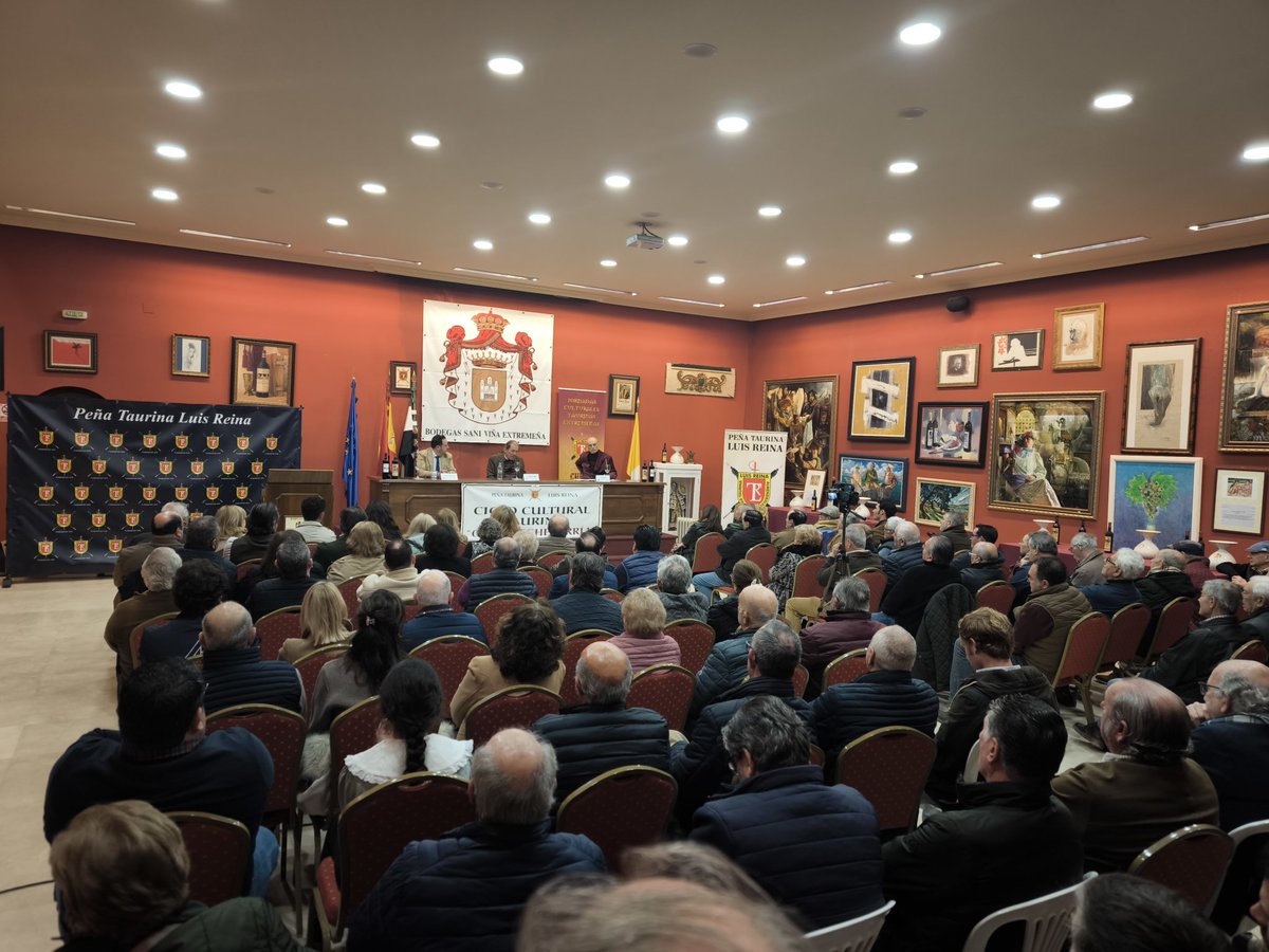 Lleno de no hay billetes en la Charla de D. Antonio Miura en las Bodegas Sani de Almendralejo organizada por los amigos de la Peña Taurina Luis Reina. Modera: <a href="/Paquitorruiz_FE/">Paco Ruiz</a>