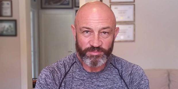 Yıllarca ekranlarda “vatanseverlik” dersi veren Ali Türkşen’in, kendi silah arkadaşlarına “domuz bağı” ile işkence ettiği AYM kararıyla kesinleşti!

AYM, Ali Türkşen tarafından kendi meslektaşı olan SAT komandolarına uyguladığı ağır işkenceyi oybirliğiyle kabul etti.