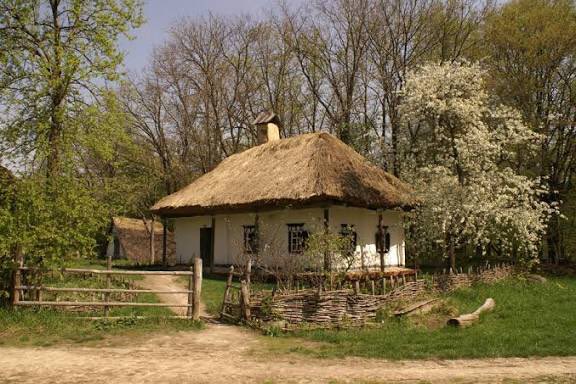 wrathofgnon's tweet image. The traditional homestead of Ukraine, "mazanka", at its most basic a thatched roofed plain timber frame with wattle and daub infill, and an additional clay plaster cover that is whitewashed both inside and out. In regions with less forests it could be made of cob instead of a