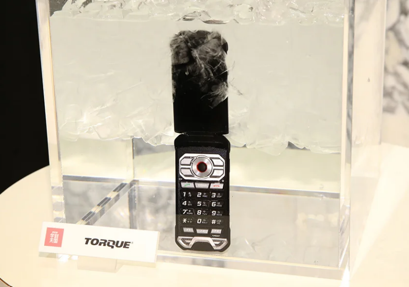 TORQUE X01」の発表会では、優れたタフネスを視覚的に表現するため