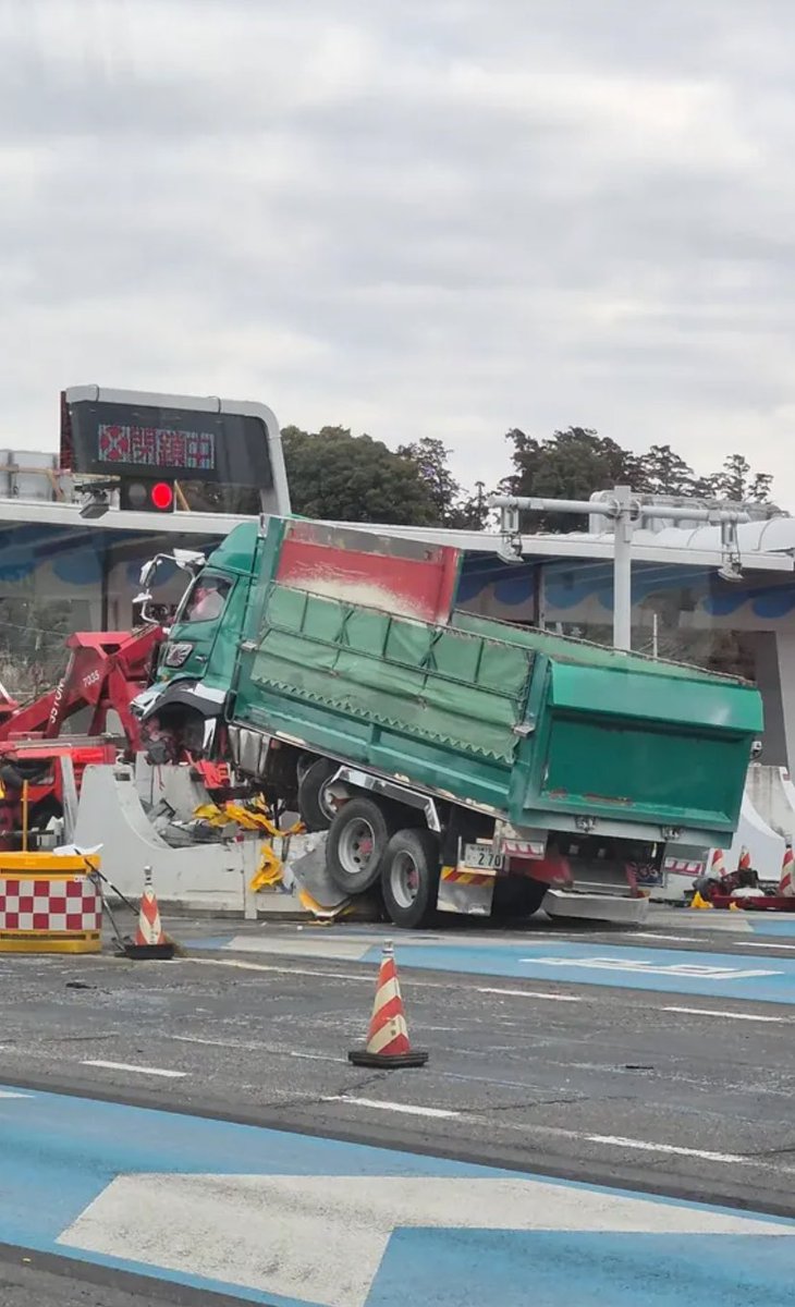 URAWA_LABO's tweet image. 現在、東北自動車道・浦和本線料金所で、ダンプカーが突っ込み渋滞が発生しているようです。