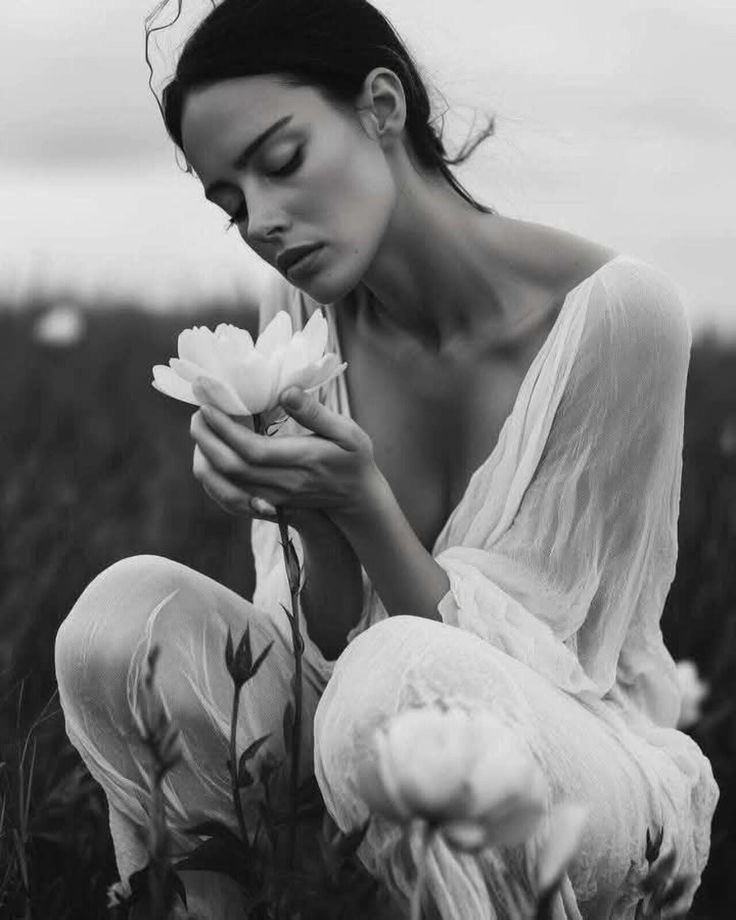 Sai cosa voglio realmente? Non perdere mai la sensibilità, anche se a volte strappa via un poco d’Anima. Perché senza di lei non potrei comprendere me stessa.

Clarice Lispector

#20febbraio

#BuongiornoATutti ♥️💋