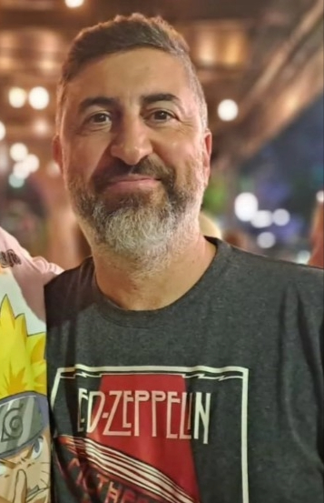 HALLAN MUERTO EN SU CELDA AL HOMBRE ACUSADO DE MATAR A SU HIJO

Alejandro Ruffo (52), detenido con prisión preventiva por el crimen de su hijo Joaquín (8) en agosto de 2025, fue hallado muerto en su celda de la Unidad 34 de Melchor Romero. Las pericias indican que se ahorcó con