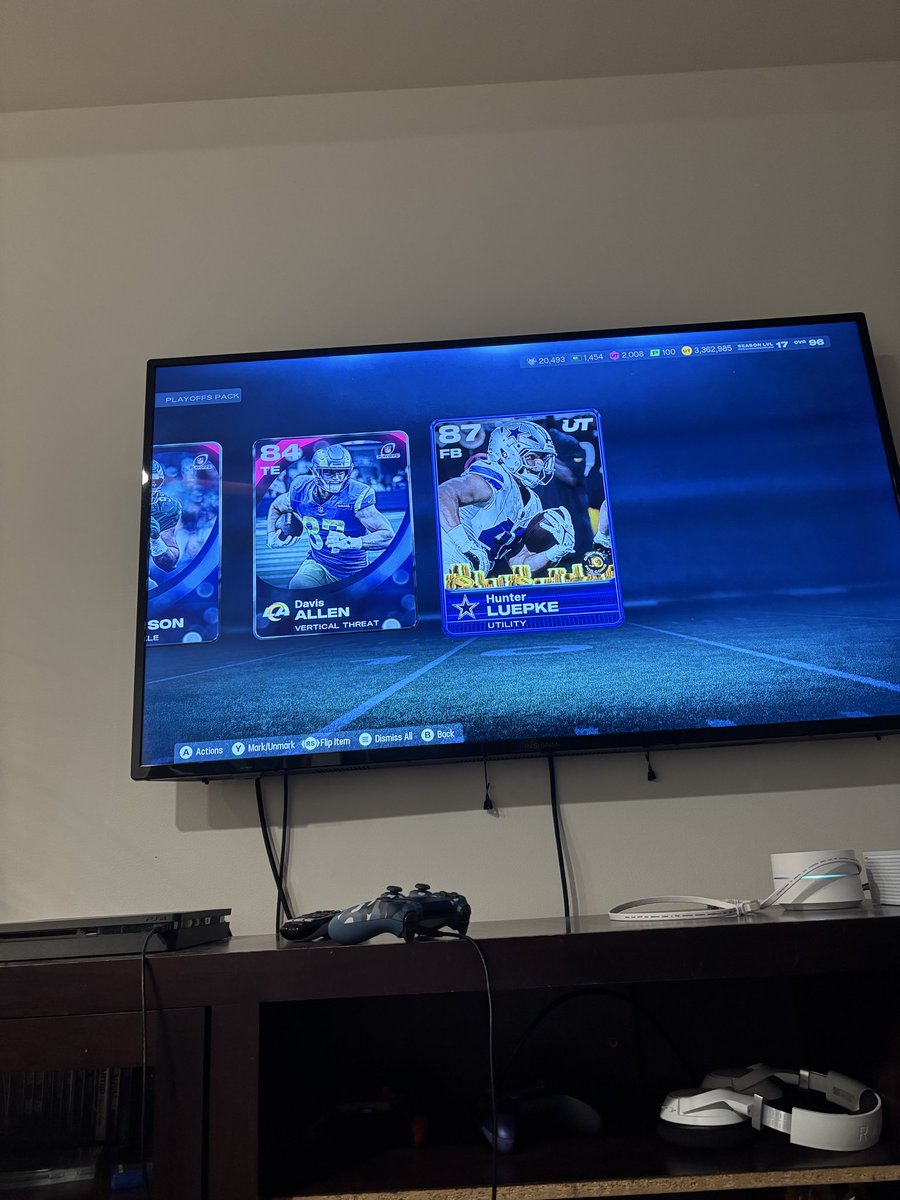 Jackson7451's tweet photo. Mystery pack was so hot I had to re download twitter to let yall know @Moshimadden @itsdomyoutube https://t.co/cke0qXbepx