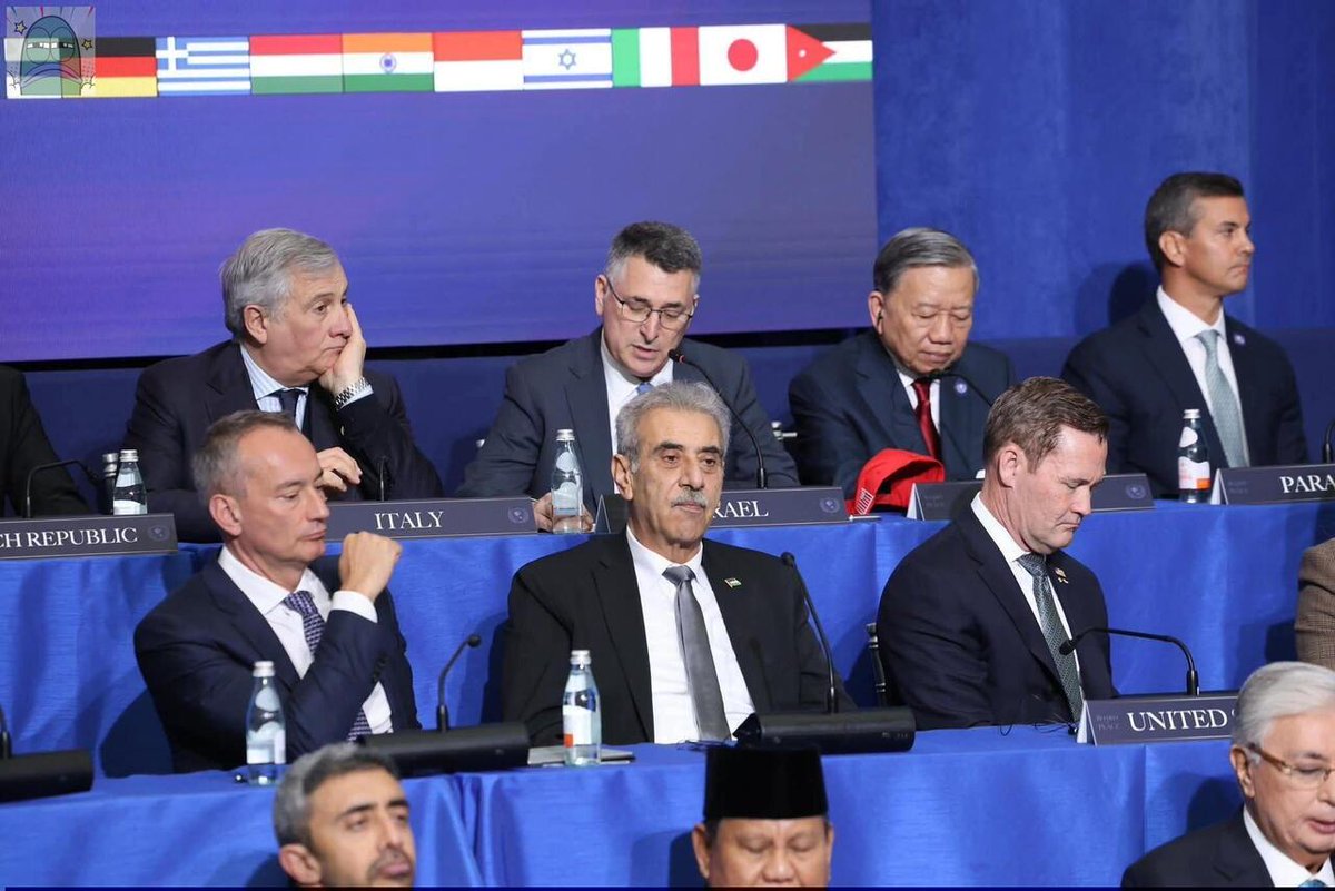 tanyarlfes's tweet image. 💚 cieyyy kapan lagi kan bendera indonesia disandingkan dengan bendera negara haram pembunuh anak2. 02 voters pasti senang nihh akhirnya untuk pertama kali dalam sejarah indo bisa satu tim sm israel 🤢