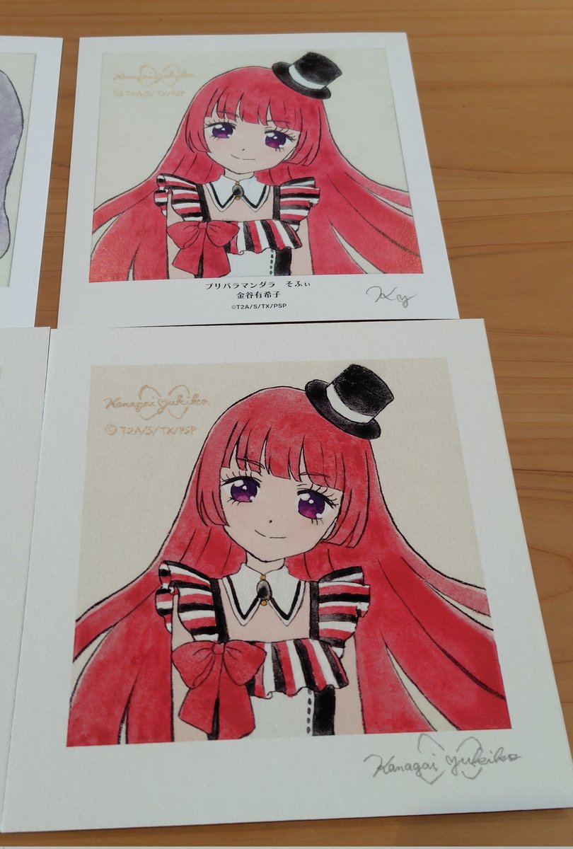 制作期間の都合上らぁら、みれぃ、そふぃのみのご用意となった高精細複製画（ジクレー版画）、自分の手元に置く用としても作って良かった🥲❤
原画の色をできる限り再現してくださっているのでカードセットの発色とまた違った出来映えです。現代の印刷品質は高いのでどっちもいいね❤ではありますが。