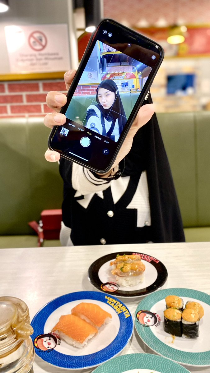 dindaalice123's tweet image. Ide pose buat kalian kalau makan sushi 🍣✨ #sushi #shopeeaffiliate #idepose #tips