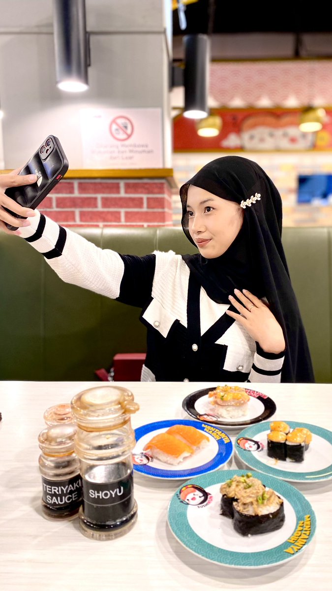 dindaalice123's tweet image. Ide pose buat kalian kalau makan sushi 🍣✨ #sushi #shopeeaffiliate #idepose #tips