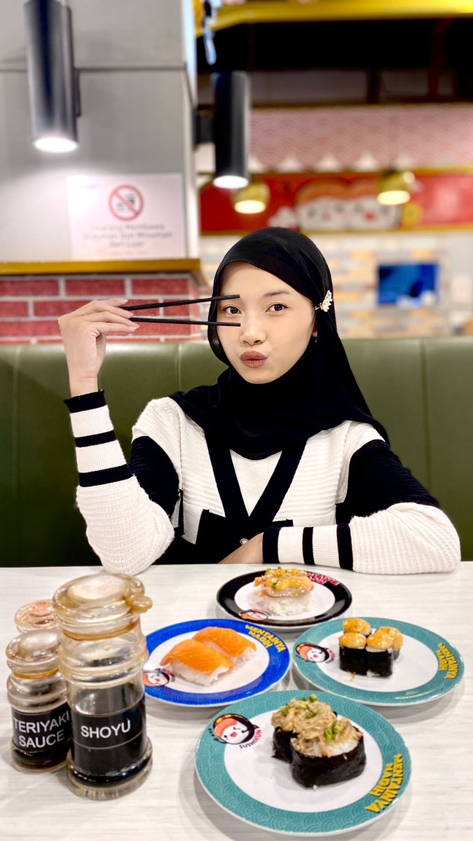 dindaalice123's tweet image. Ide pose buat kalian kalau makan sushi 🍣✨ #sushi #shopeeaffiliate #idepose #tips