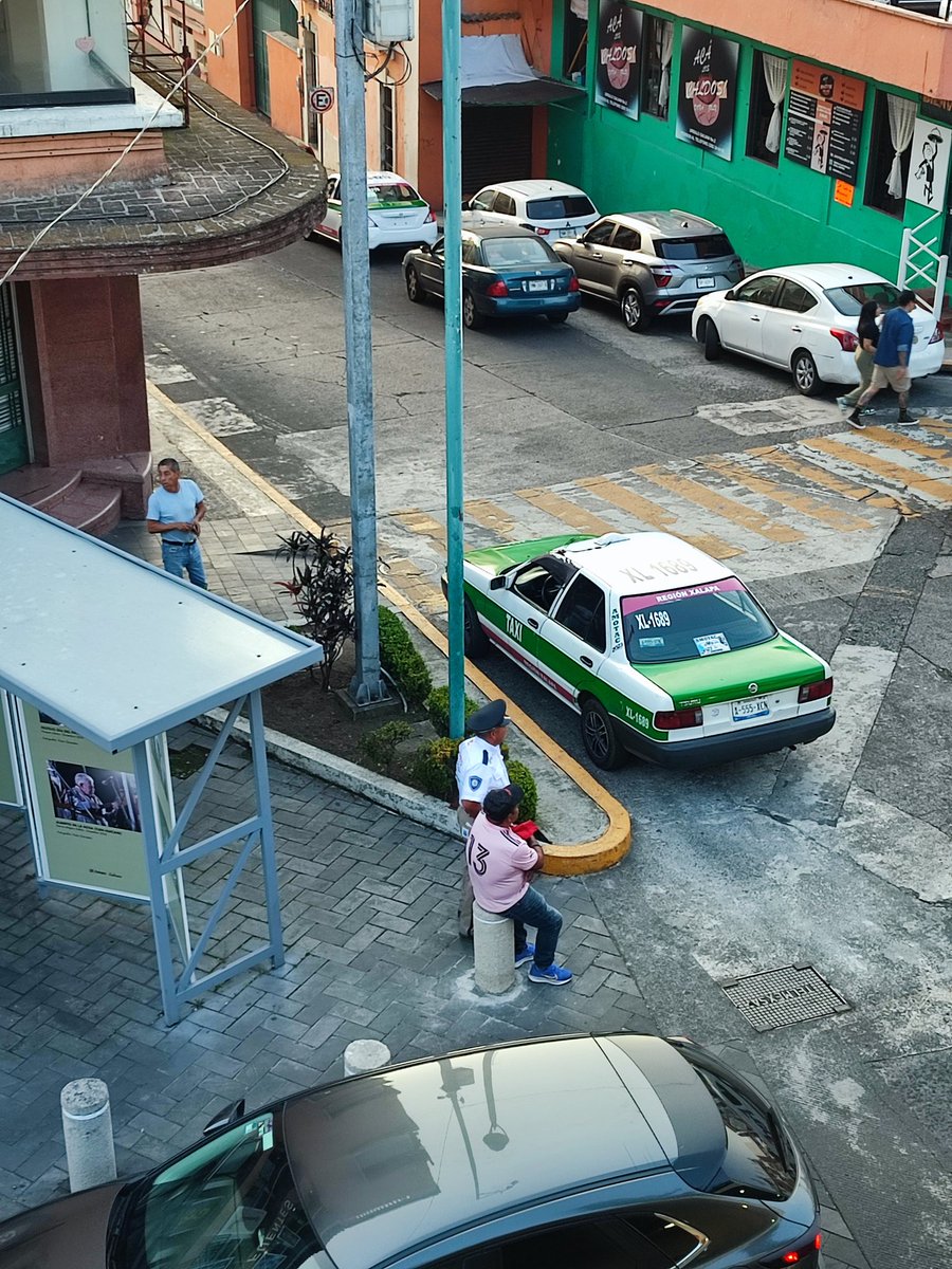 La historia de flojera se cuenta sola:

1. El taxi estacionado.
2. El taxista (de playera azul) comiendo moscas, como si nada.
3. El agente de Tránsito al pie del taxi, a las pláticas con su amigo.

Y así, #Xalapa sin ningún control. <a href="/rocionahle/">Rocío Nahle</a> <a href="/ssptransitover/">Tránsito SSP Veracruz</a>