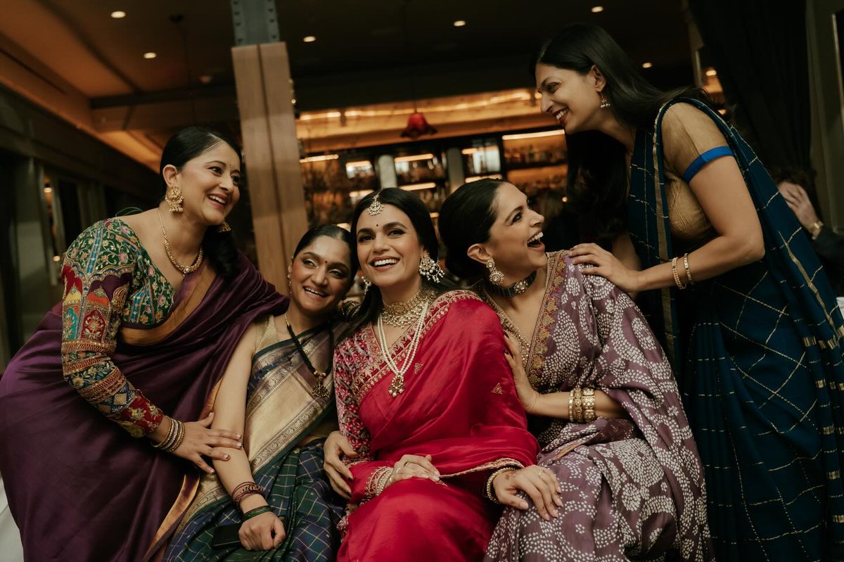 Gdmorning lovely golden gorgeous lady <a href="/deepikapadukone/">Deepika Padukone</a> <a href="/RanveerOfficial/">Ranveer Singh</a> bhai and all the family have a very gd Friday tc each other and Of the little princess Dua and the family stay always blessed to lord ganesha and gdmorning everyone tc god bless you 💐 🤗 ❤️ 😘 🙏🏻