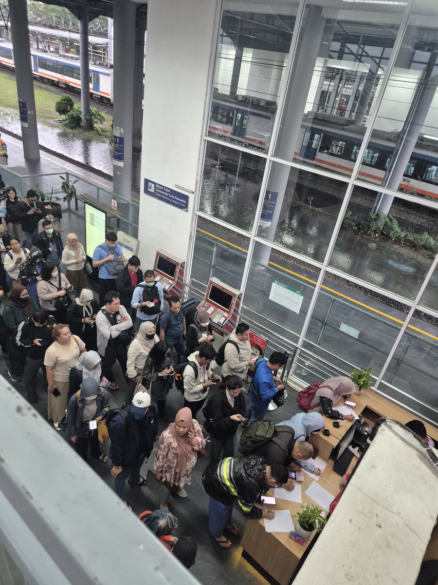 Beneran deh, yg gak disiplin sampai tertemper gini harus digugat oleh <a href="/CommuterLine/">KAI Commuter</a>. Ini antrean refund