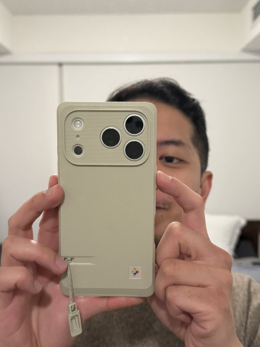 nestlydc's tweet photo. This classic ls by @spigen is looking really good! Love the vintage look 🥰 https://t.co/FyDPEWFPR6