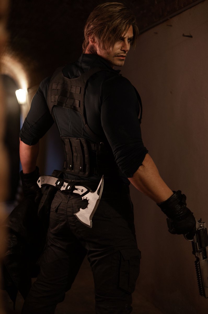 Taryn_Cosplay's tweet image. NO SPOILERS!🧟‍♂️🪓 ..(my Leon S. Kennedy Cosplay)
:3 SO SOON..!🔥 #ResidentEvilRequiem 
@RE_Games 
#REBHFun #LeonKennedy #ResidentEvil
