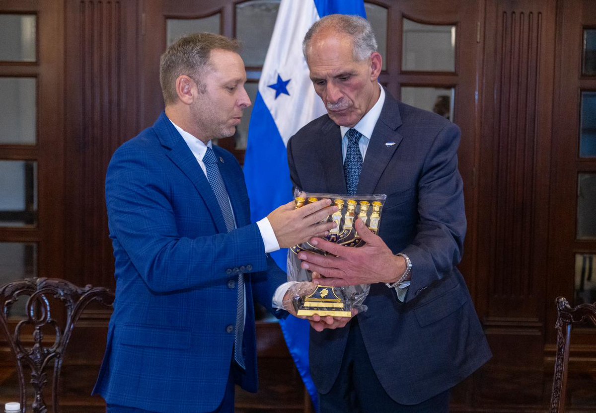 El presidente Nasry Asfura , recibió a Shay Salamon, director de Asuntos Hispanos del Movimiento de Lucha contra el Antisemitismo (CAM), en un encuentro orientado a fortalecer la cooperación en la defensa de la libertad religiosa y la lucha contra toda forma de discriminación.