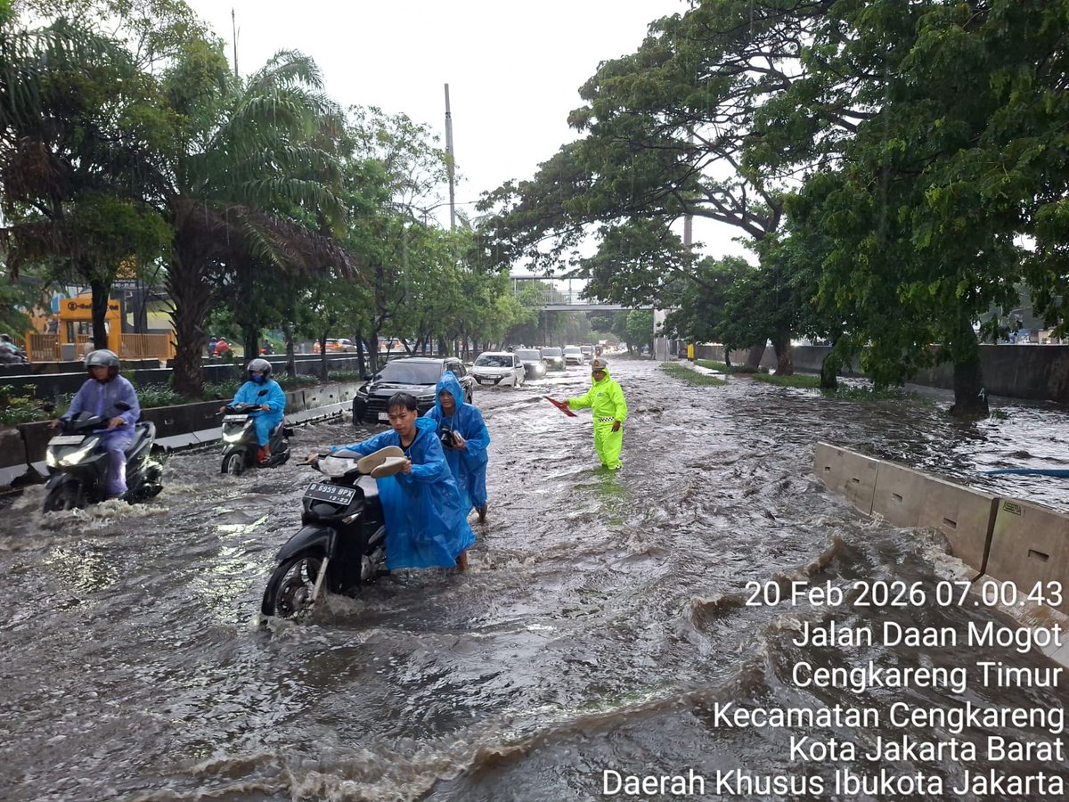 TMCPoldaMetro's tweet photo. 07.18 Genangan Air sekitar 20 s/d 30 Cm didpn Gudang Aqua Km 13 Jl. Daan Mogot Jakbar arah Cengkareng  lajur kanan dan lajur Trans Jakarta bisa dilintasi , cuaca masih hujan, agar pengendara tetap berhati-hati bila melintas https://t.co/MkIndYVXyM