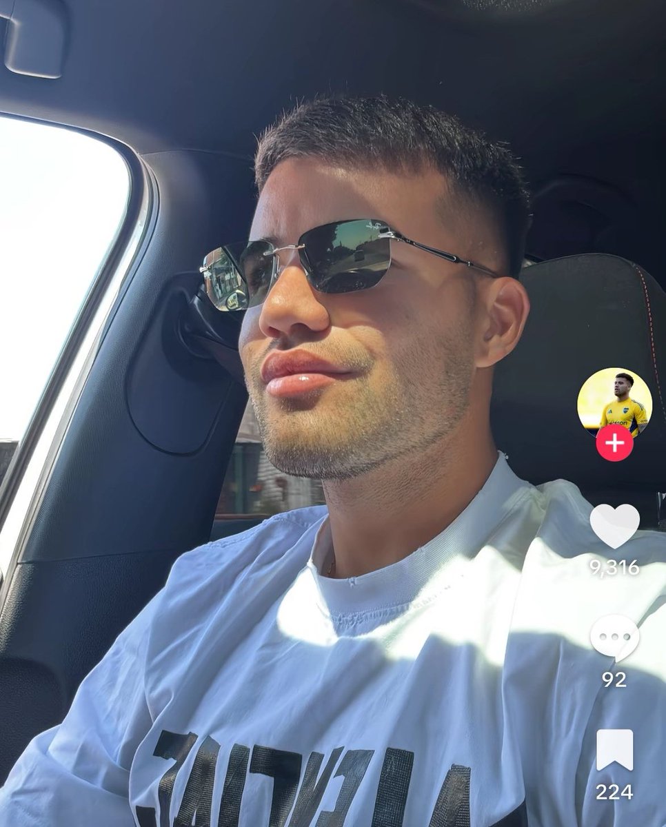 mauridiosmacri's tweet image. No... la foto no es un filtro, ni es fake. El 4 de Boca se puso botox en los labios. Dios mio. Decadencia total.