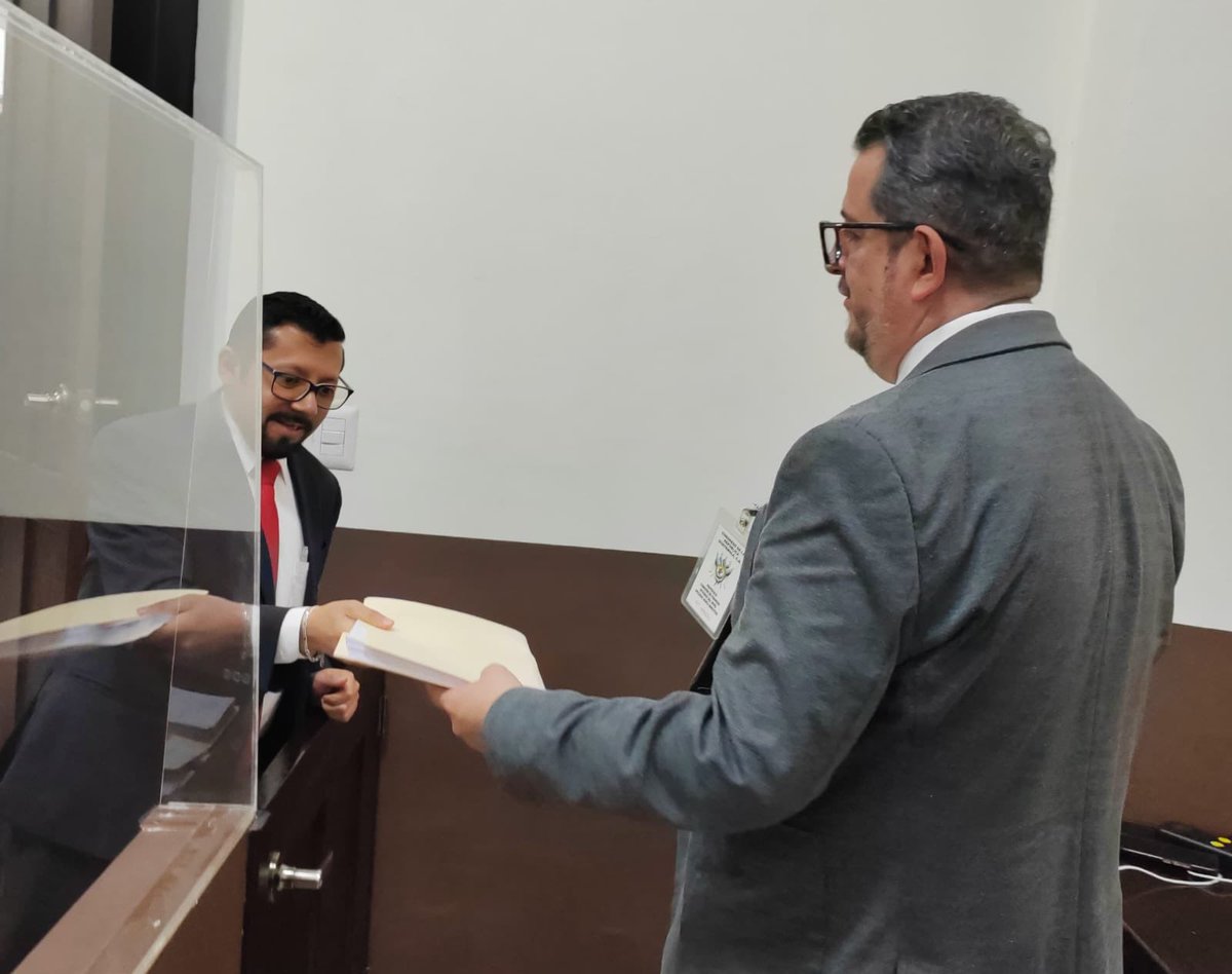 juanVictorCas1's tweet photo. ABOGADO Y EX MINISTRO ARKEL BENÍTEZ BUSCA EL CARGO COMO MAGISTRADO DE LA CC

El abogado y exviceministro de Gobernación, Arkel Benítez, informó que presentó su expediente ante el Congreso de la República para optar al cargo de magistrado de la Corte de Constitucionalidad. https://t.co/NImU8cotre