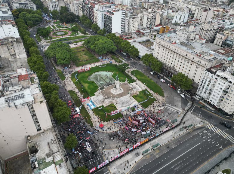 Dos fotos, dos épocas. La plaza llena en otra época y hoy, una vacía sin que los “gerentes de la pobreza” puedan hacer de las suyas. Cuando se terminan los intermediarios, los trabajadores dejan de ser rehenes de la política.

#YoNoParo #ReformaLaboral #19F #CGT #ParoGeneral