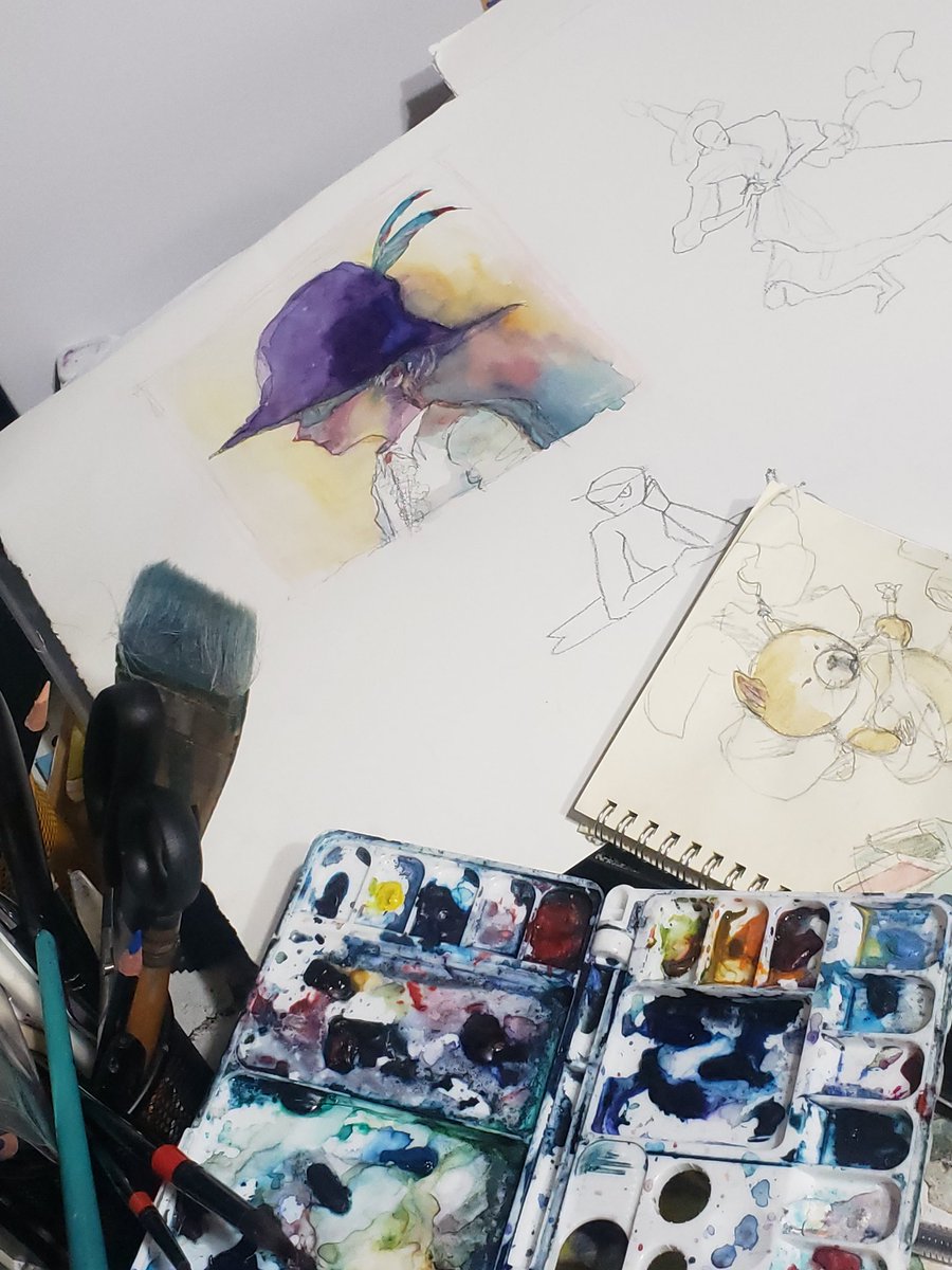 katsukame's tweet photo. 今日の画机
絵本のお仕事を3冊頂いていて、ここ数日紙と画風と画材をどれにしようかとごちゃごちゃしてる。完成する本と同じ大きさ、ページの束本という、何も描いてない真っ白の本(画4枚目)とコンテをもらった。これをパラパラしながらどんなもの描くか想像する…新しいことするのときめくな

自分の作品集(画3枚目)や挿し絵仕事、オリジナルぬりえから始まる種々に、イペント登壇の依頼もあってマルチタスク出来ないのでコンフューズドよ…今日も肩にステロイド注射打ちました。痛あ～！

それにしても画材も凄い値上がりである、10万握りしめて久々に実店舗いったら、10万じゃ全然たりなかった…紙もストラスモア、ペセソレイユ、モロー、ムーラン、セザンヌ、ハーネミューレ、ヘリテージが廃盤になっており入手できず。
ストラスモアなんかワイエスが使ってたやつだぞ、良いのかアメリカ。色鉛筆や、ペン先の選択肢も減りに減って涙

ネットショップではシートをバラ1枚単位、マイナー紙のロールでの販売をどのサイトもしなくなっており世界堂本店に馳せ参じたが数年前10万で買えたものを、20万越えで購入してきました。コントンパルプで値段の違いがなくなったのも大きいですね、

しかし画材を実店舗でドっかり買った時の胸の高鳴りは凄い…仕事を良いものにする覚悟をあらたにする。長く水彩絵を描いてるものからアドバイスすると紙は高いのはそれなりだけど、絵具は好み。高いのが良いってことはない。

どんな技法書や画家の紹介見ても結局は紙は国内外問わずほとんどの水彩画家はアルシュとウォーターフォードになる。つまらぬ。私はBBケントが廃盤になったときに技法の変更と絵描きとしての未来の変更を余儀なくされたので、紙の廃盤は死活問題、ツヴェルガーもワットマン廃盤以降は色の冴えを取り戻せず引退していった…
ファブリアーノアルティステイコ、ラングトン、プレステージは最後の希望…

と画材に興味ない人は全く訳わからないポストでした。
絵具や紙についてググるとしっちゃかめっちゃかの嘘ばかりなAI要約が上に上がってくるので他の専門職の方も苦々しく思ってるのでは？と思っています　(日記)

追伸、AIが日本では法整備されてないので、面倒事を回避したいのか、出版系以外のアナログ絵は相場があがっています。以前一枚5、6万だったのが25万～80万のとかの依頼もあります。(最高は800万、受けられませんでした…)物体がオリジナルとして納品出来るのは今のところAIではない証拠として強いのでしょう。