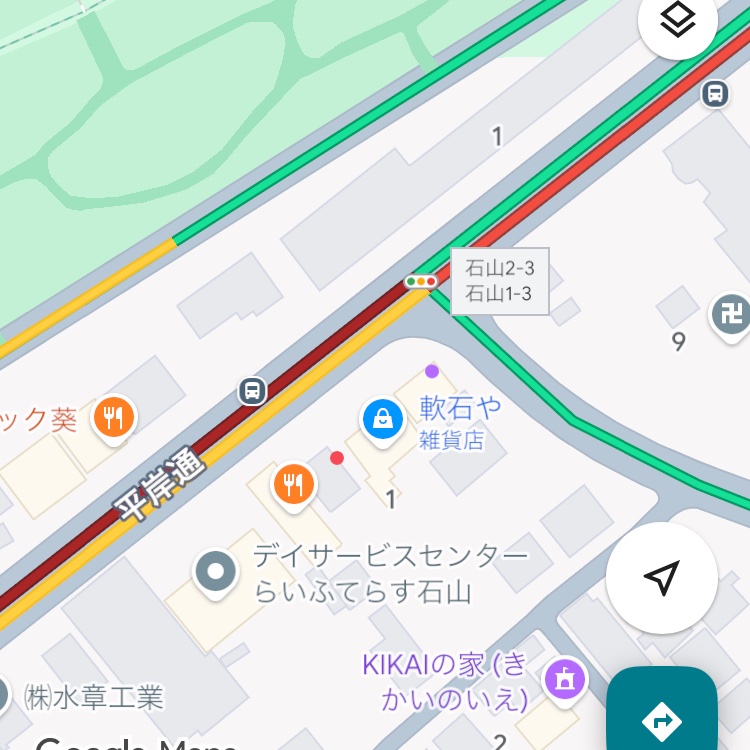 yu_ussa's tweet photo. 平岸通り(旧国道)ポスト館前バス停にて、バスへの玉突き事故発生中 左車線警察にて規制入ってます https://t.co/vNABjIISgU