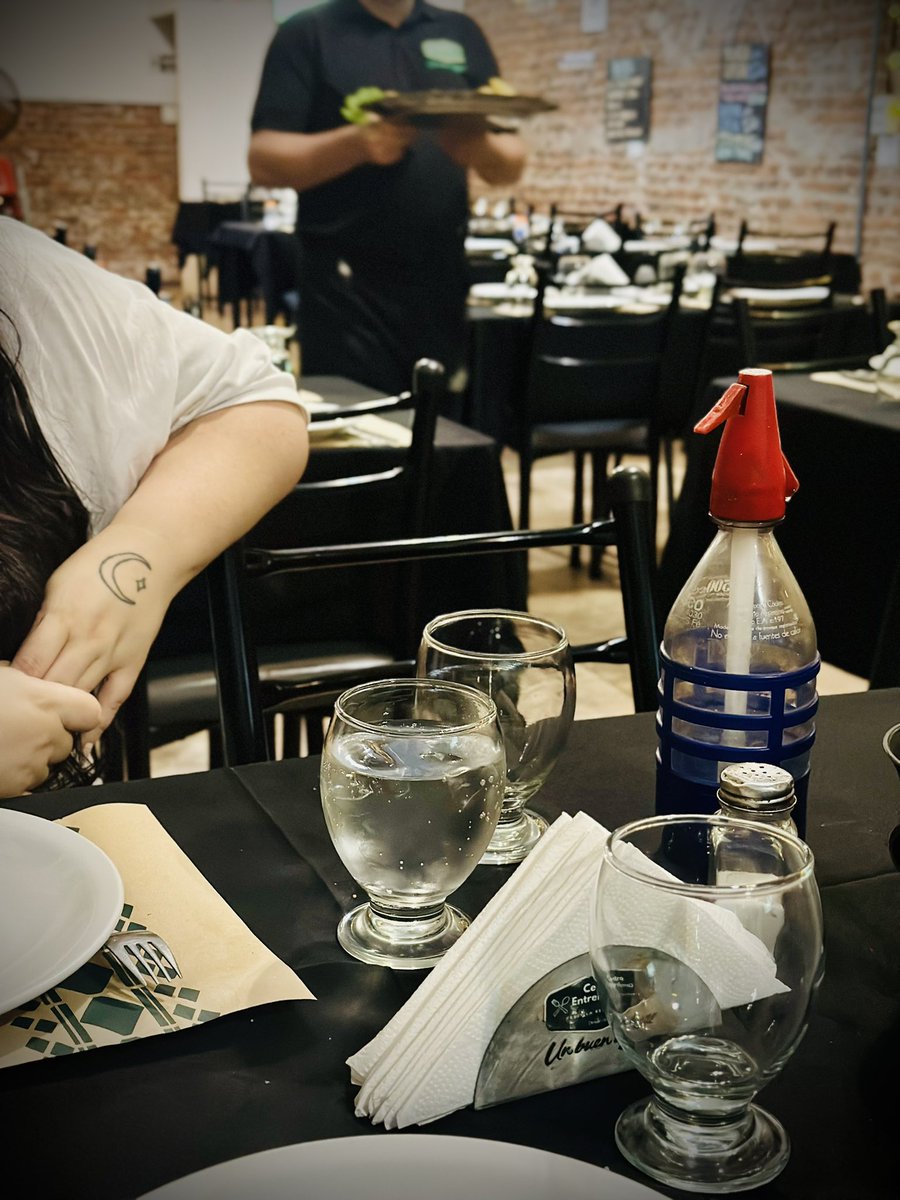nicolasmaggi87's tweet photo. Vengo a comer a una parrilla con mi mujer. Estamos charlando. Nada indica que algo ande mal o que vaya a pasar una tragedia. De repente, se queda en silencio. La miro. Y me la tira: el comentario más inesperado del mundo que me deja descolocado.

-Mi amor, qué es la Bundesliga? https://t.co/dp5bJGBDvs