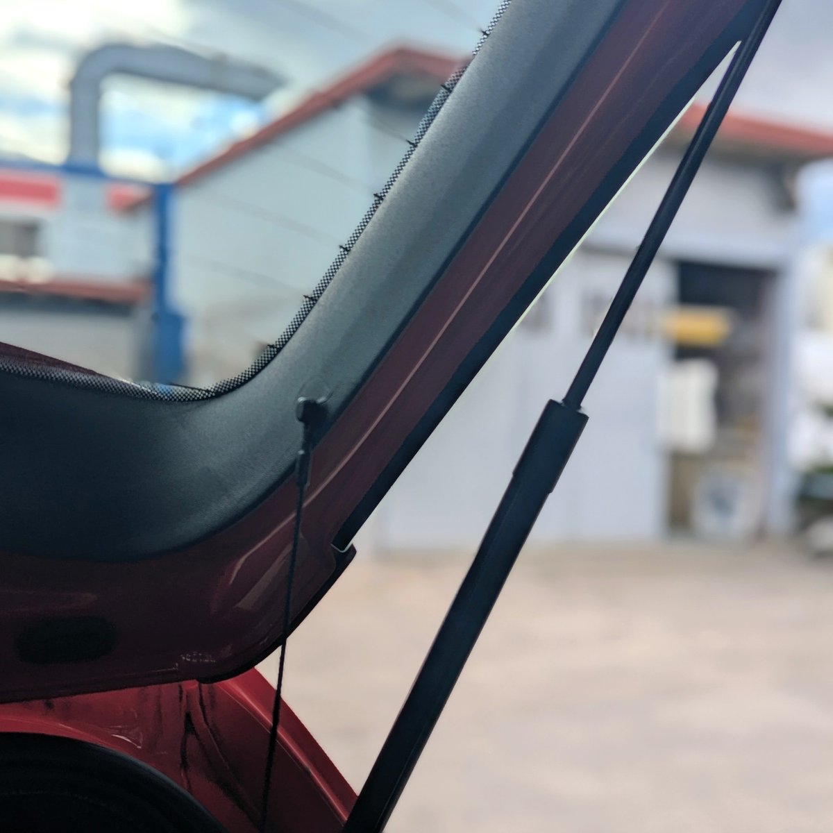 Kato_Motors's tweet photo. https://t.co/SYFB2wiHxv 
バックドアが下がってくる〜VW ポロ

バックドアを跳ね上げた際、手で支えていないと下がってきてしまうとのこと。
車種を限らずよくあるお話ではありますが、バックドアを支えているステーの劣化が原因です。
バックドア両端にあ... https://t.co/R5YL1vVw4W